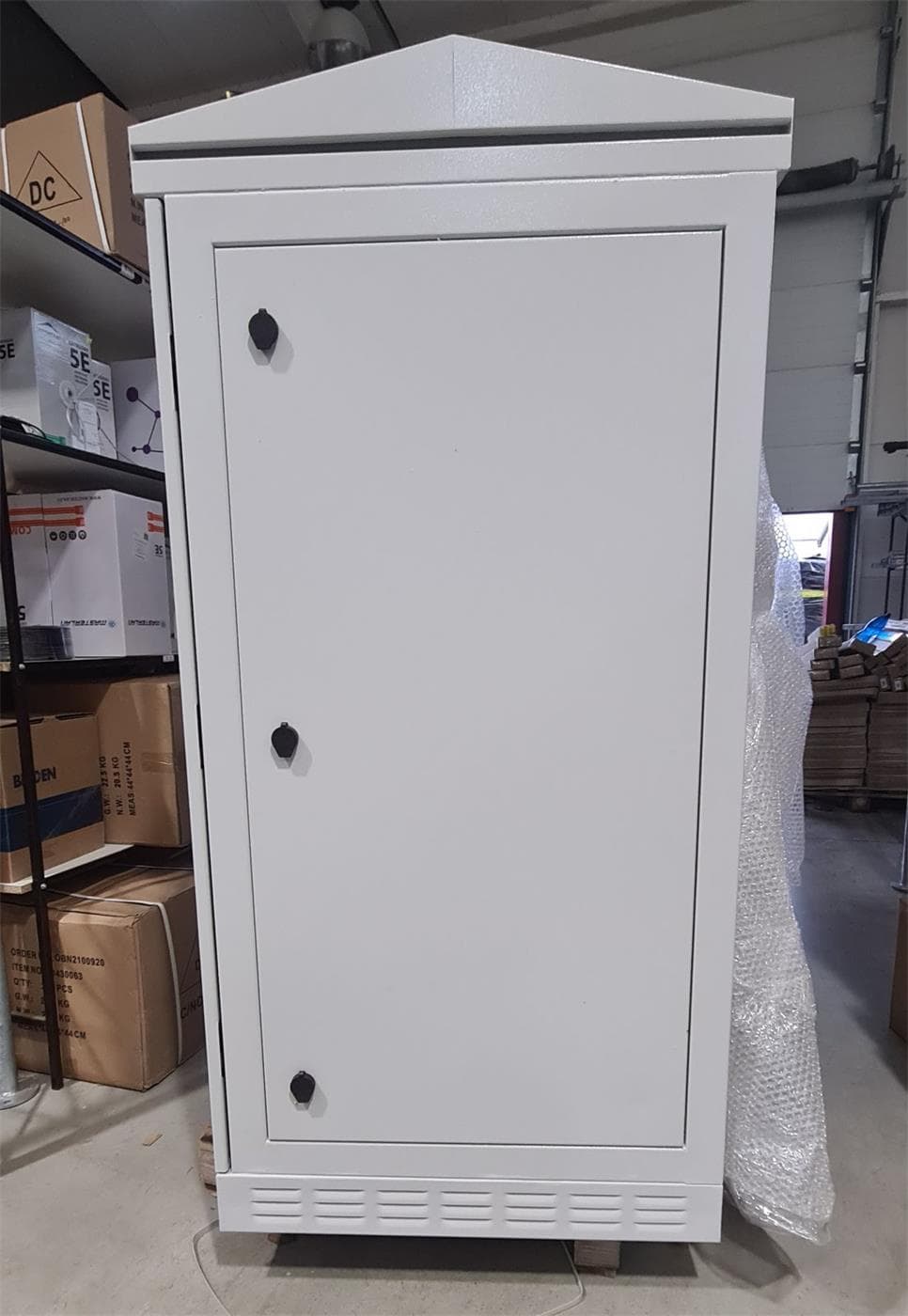 Masterlan samostatně stojící venkovní rozvaděč 19" 30U/800mm, ventilátor, termostat, zateplení, odjímatelné bočnice